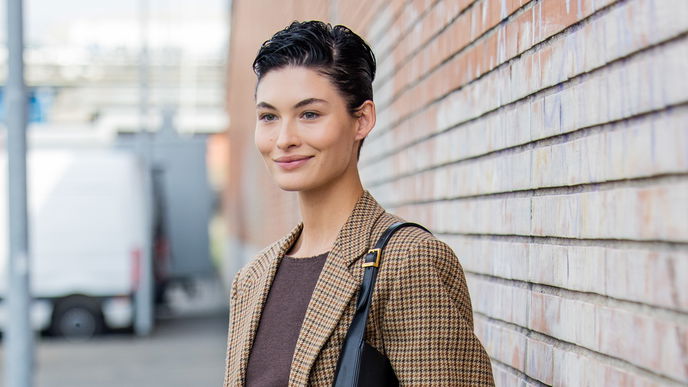 Frisuren-Trend 2022: "Micro Side Bangs" Pony-Frisur betont das Selbstbewusstsein der Trägerin