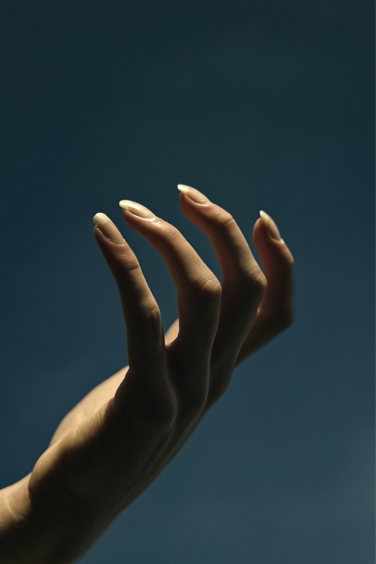 Hand mit gesunden Naturnägeln