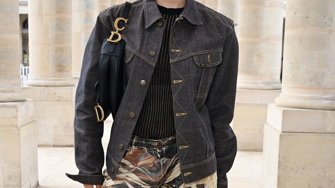 Herbst-Trend 2022: Jeansjacken mit dunkler Waschung sind beliebter denn je
