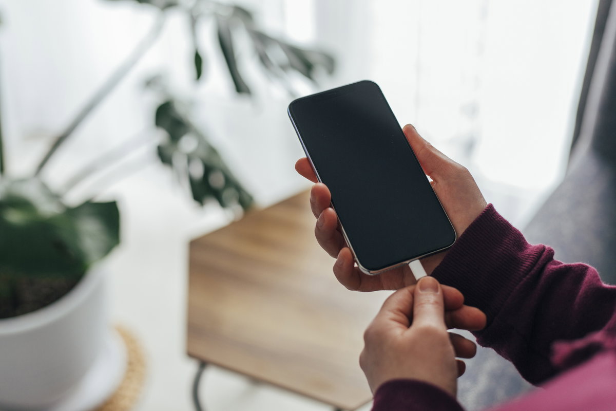 Handy wird aufgeladen