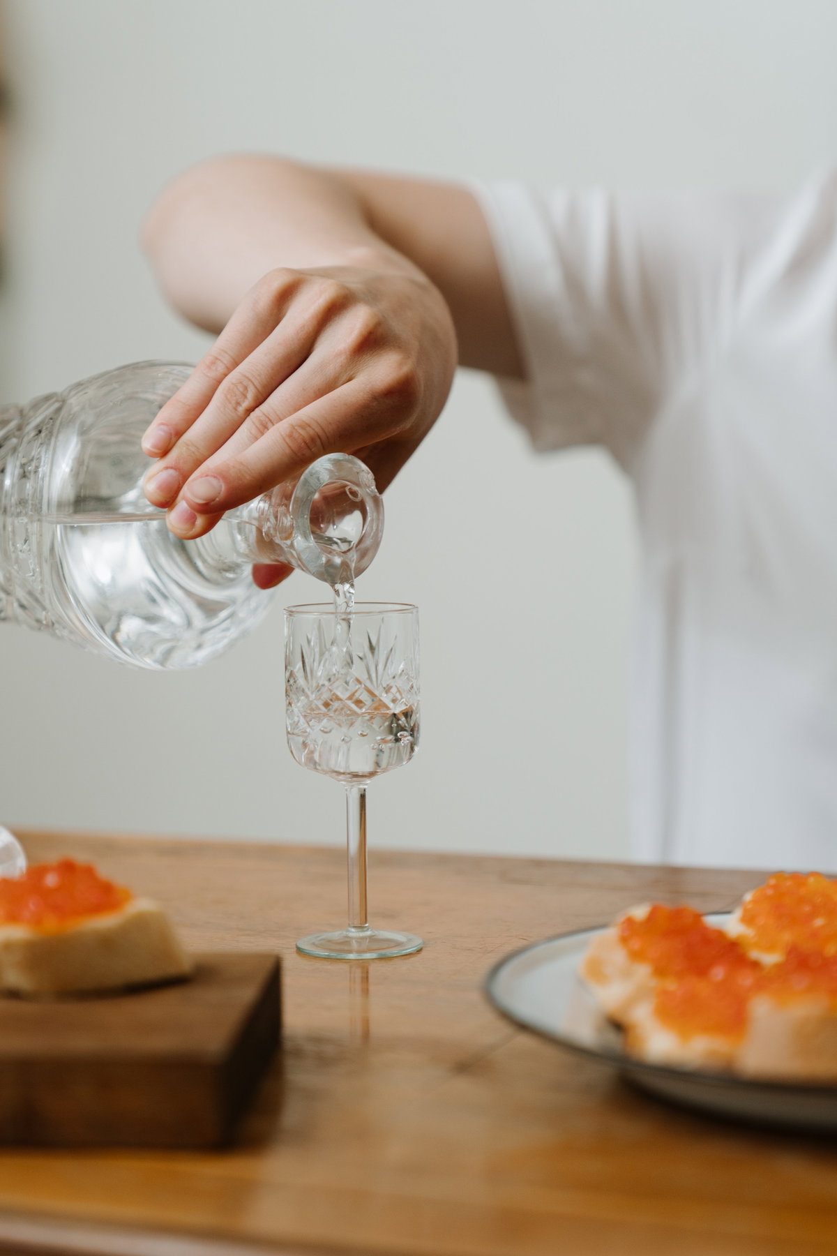Frau gieißt Wodka ins Glas