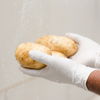 Einfacher dennje: Mit dem Kartoffel-Trick entfernst du Kalkreste in der Dusche spielend leicht