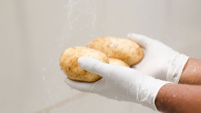 Einfacher dennje: Mit dem Kartoffel-Trick entfernst du Kalkreste in der Dusche spielend leicht