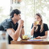 Die Körpersprache eines Mannes richtig deuten: Das verraten seine Mimik und Gestik beim Date
