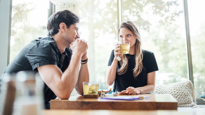 Die Körpersprache eines Mannes richtig deuten: Das verraten seine Mimik und Gestik beim Date