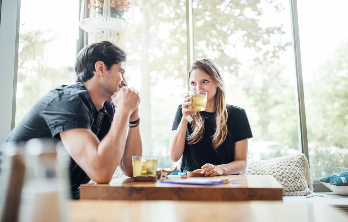 Frau und Mann sitzen im Cafe