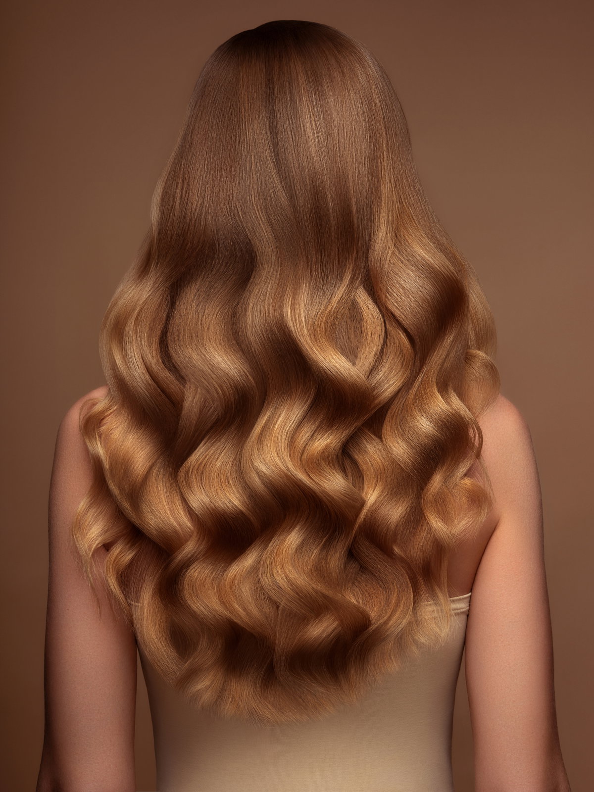 Lockiges Haar von hinten