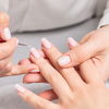 Nagel-Trend 2022: "Micro French Nails" sind perfekt für minimalistische Frauen