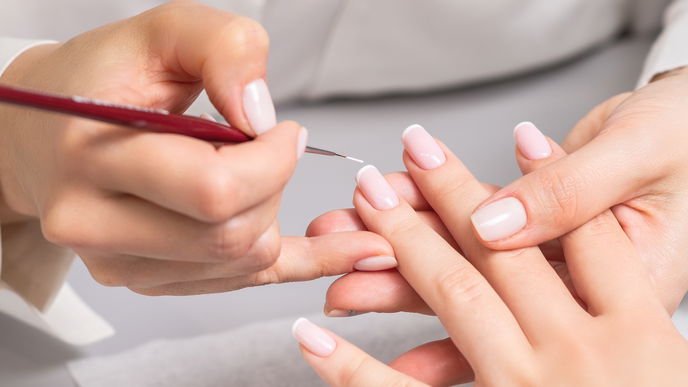 Nagel-Trend 2022: "Micro French Nails" sind perfekt für minimalistische Frauen