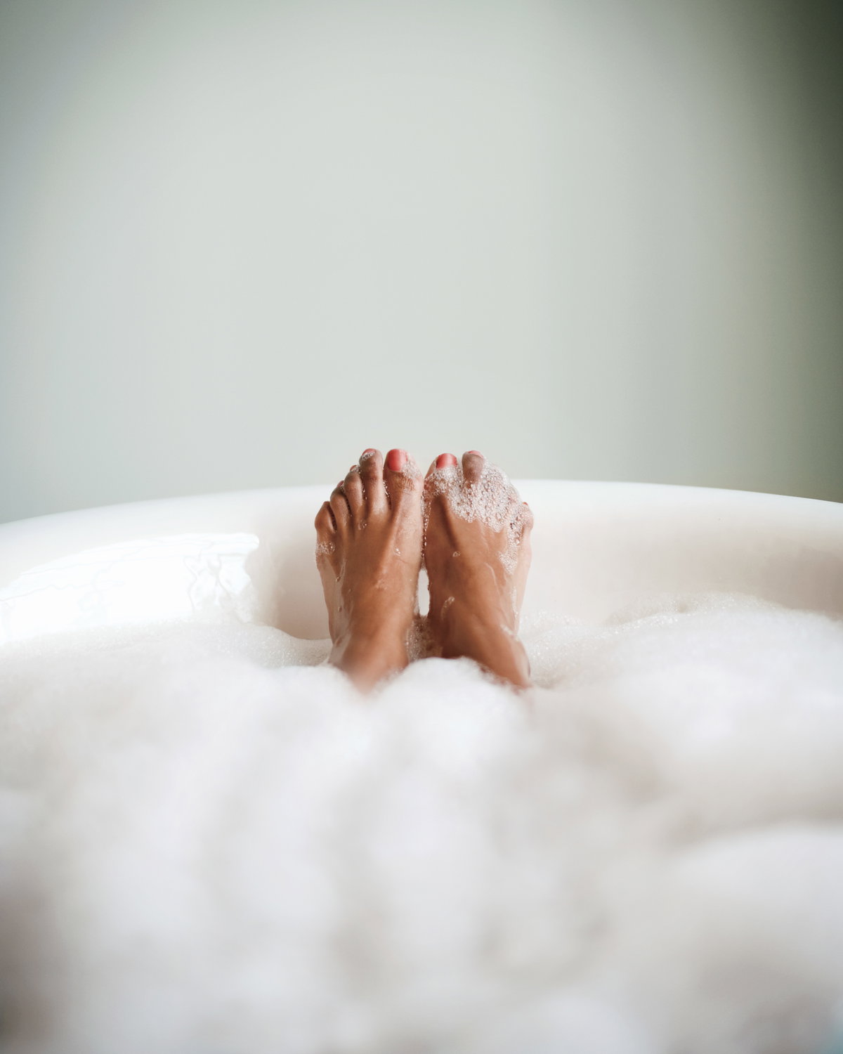 Frau in Badewanne