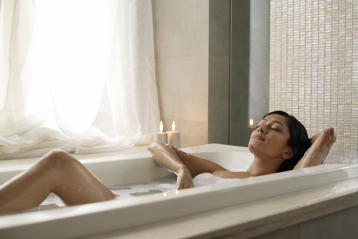 Frau in Badewanne