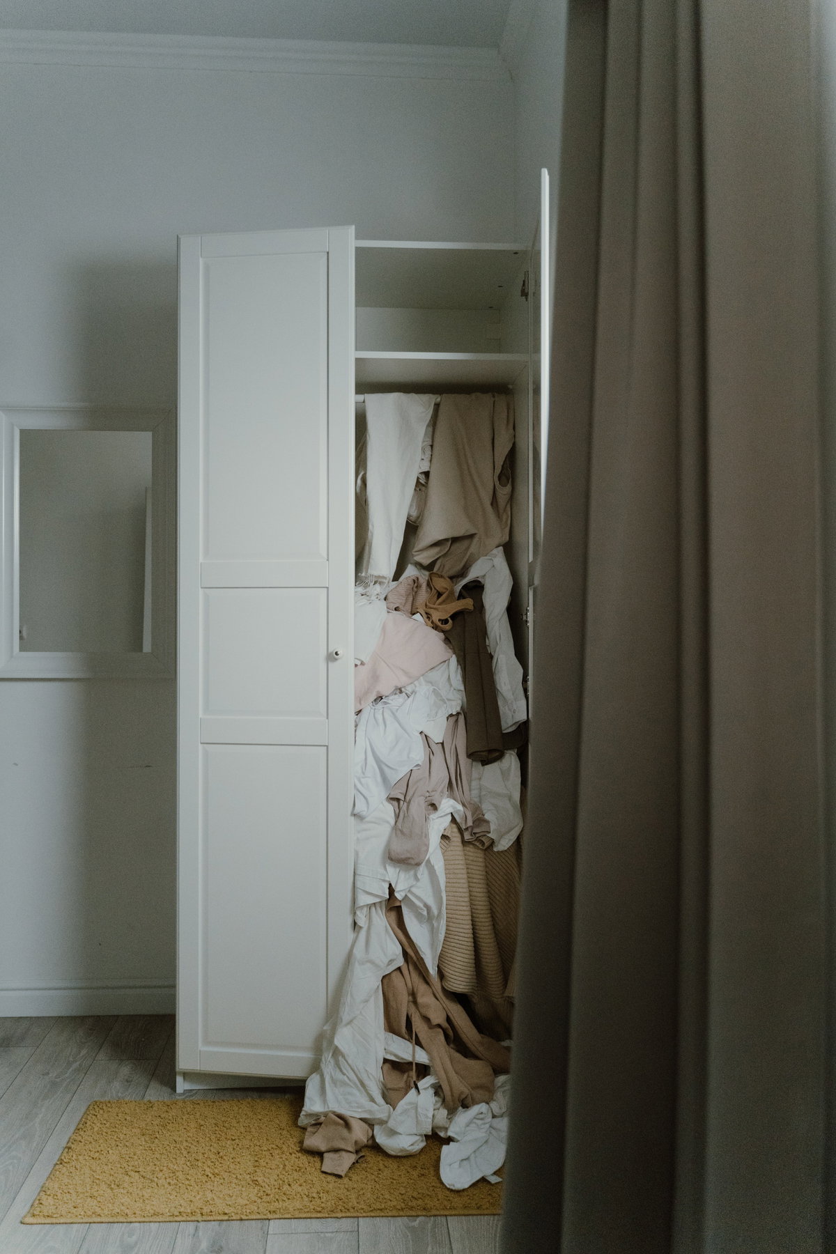 Unordentlicher Kleiderschrank