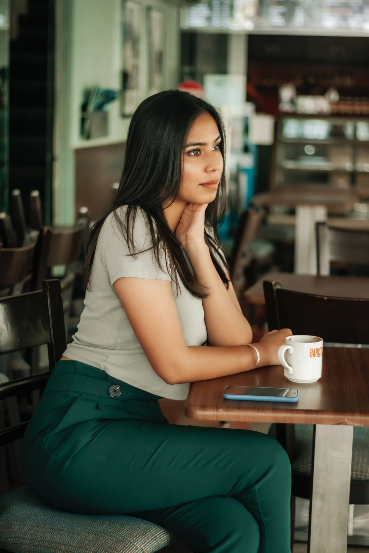 Frau im Café