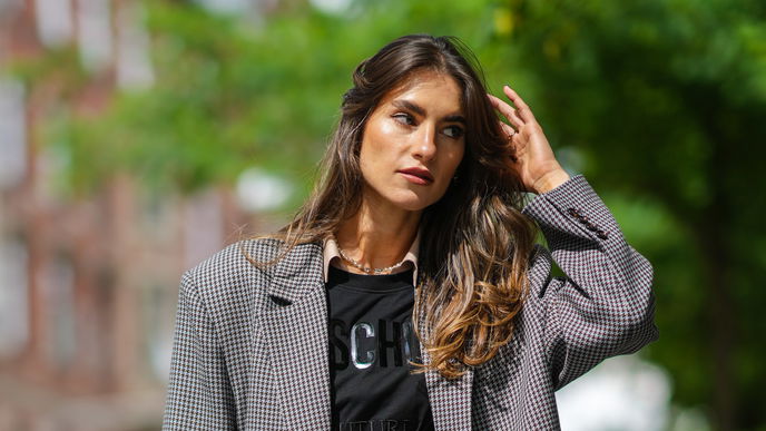 Frisuren-Trend 2022: "Low Waves" zaubern dünnen Haaren im Herbst eine Extraportion Fülle