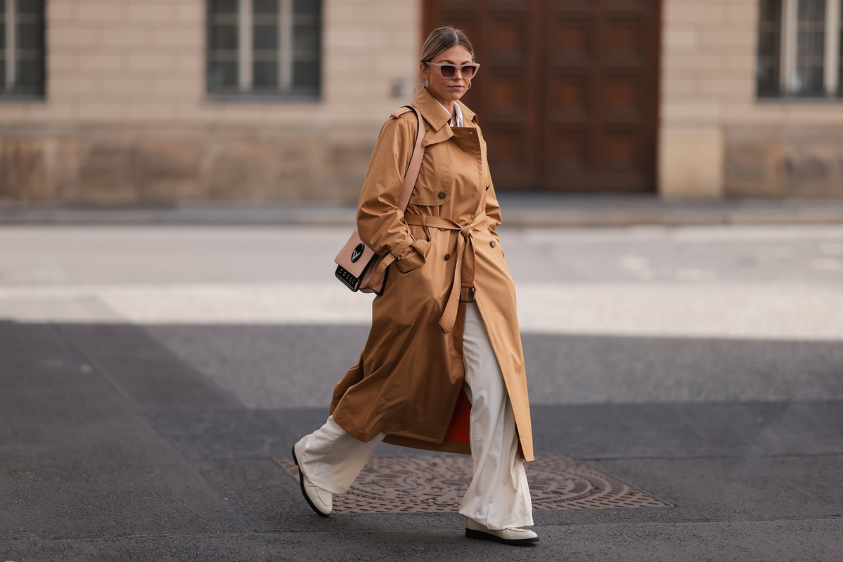 Frau mit Trenchcoat