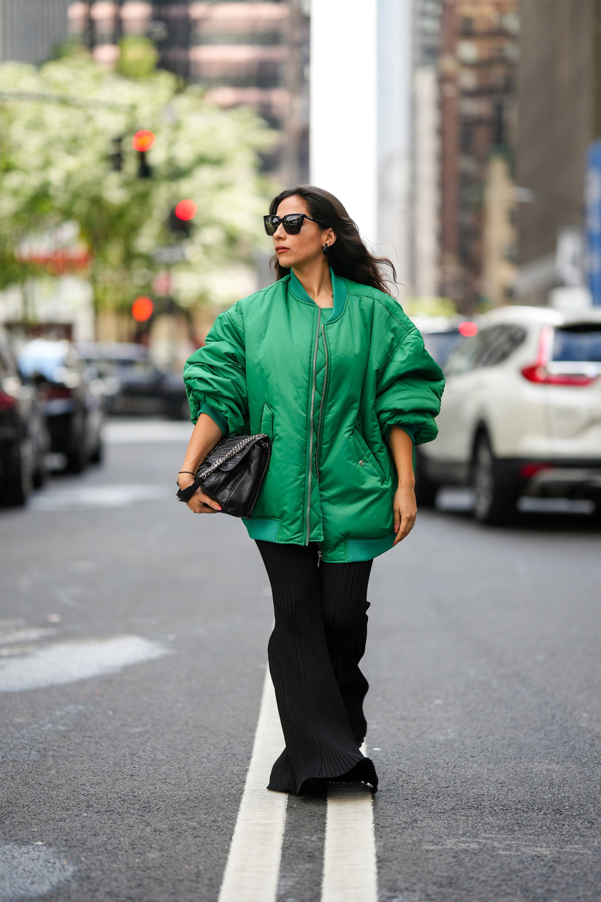 Frau in grüner Jacke