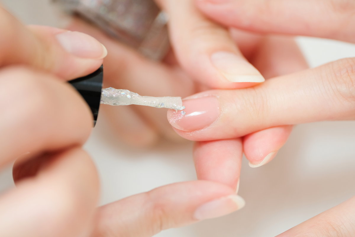 Nagelhärter wird aufgetragen