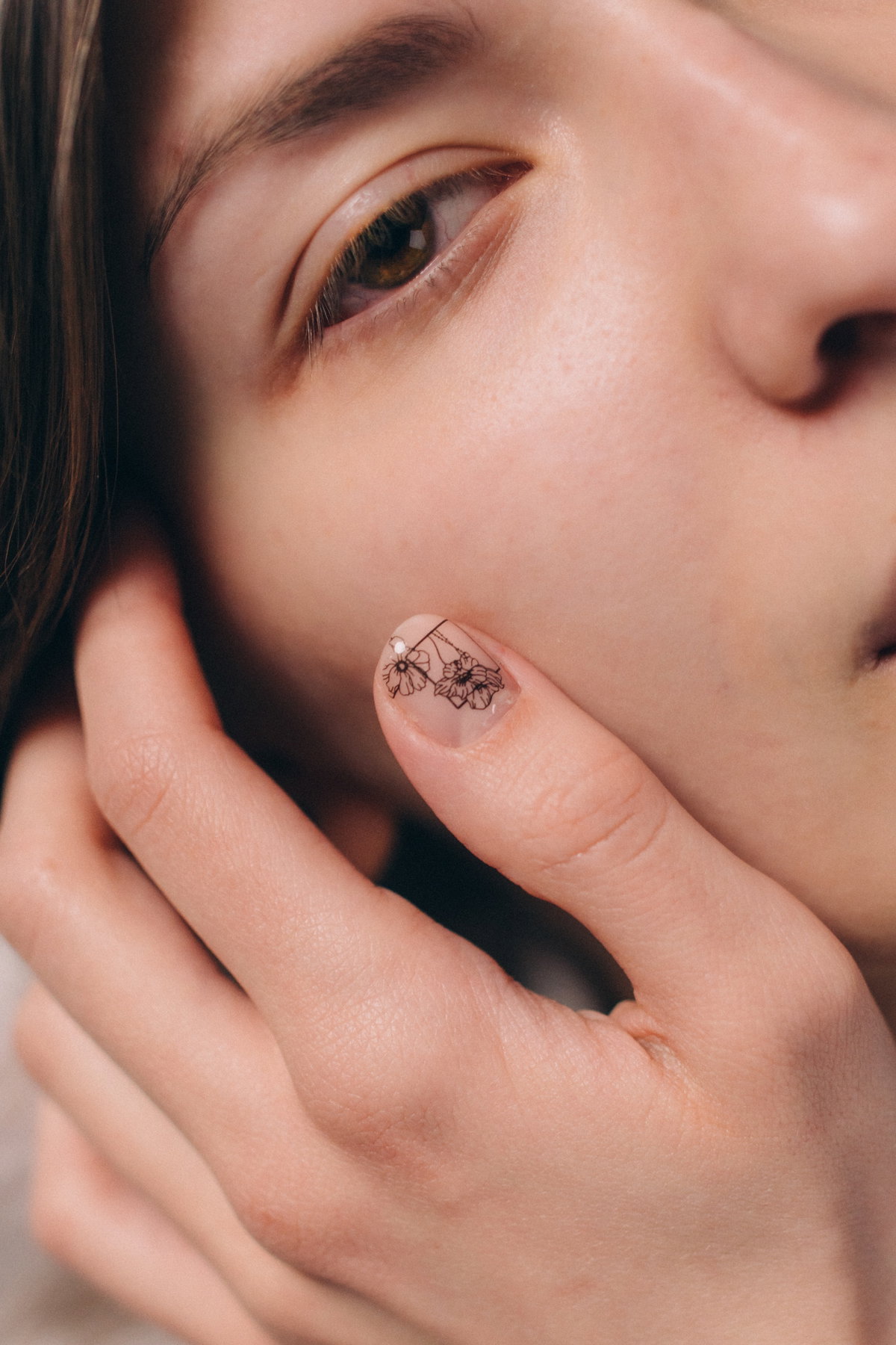 Frau mit Nagelsticker