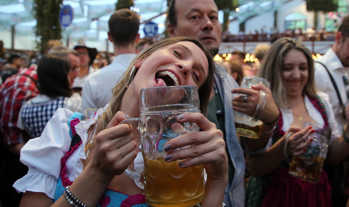 Frau trinkt Bier auf dem Oktoberfest