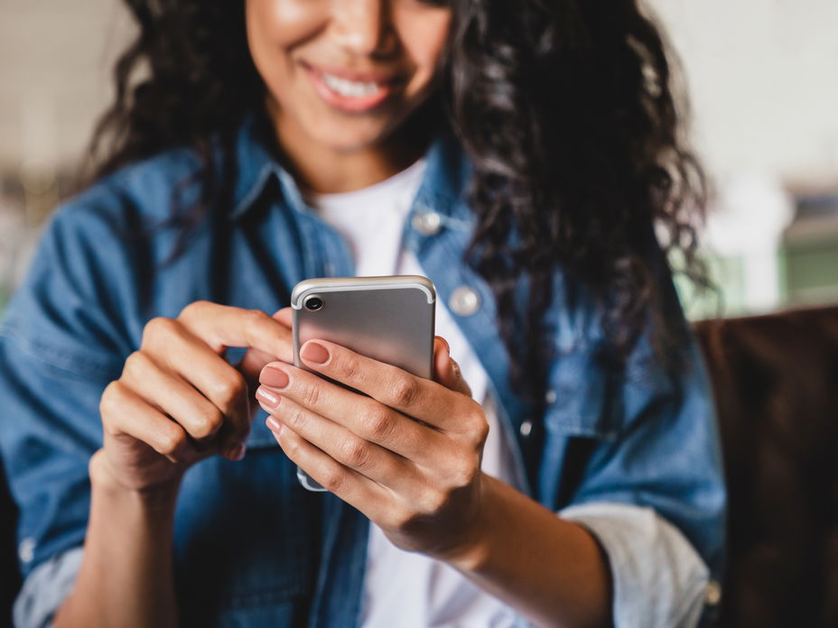 Frau mit Smartphone in der Hand