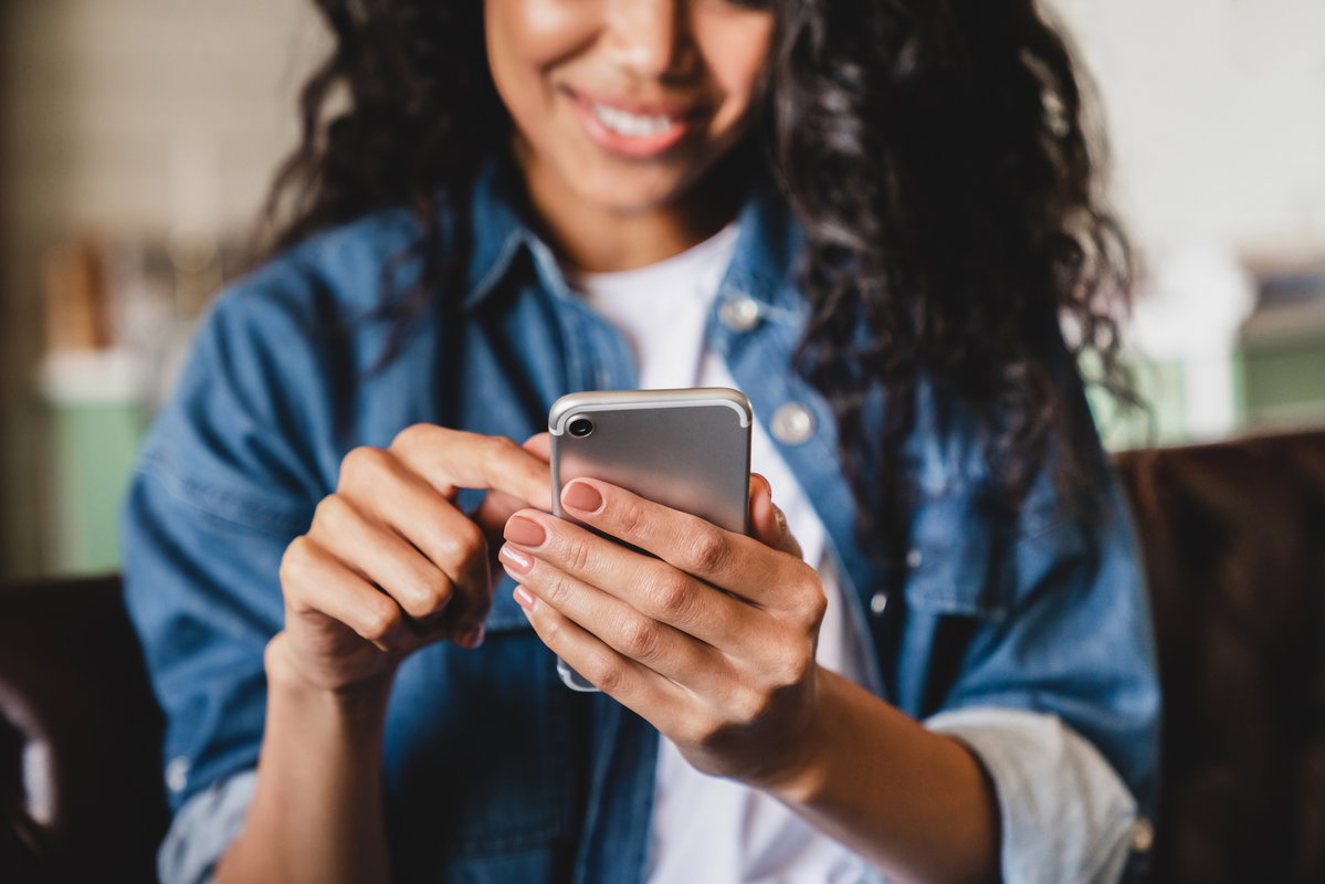 Frau mit Smartphone in der Hand