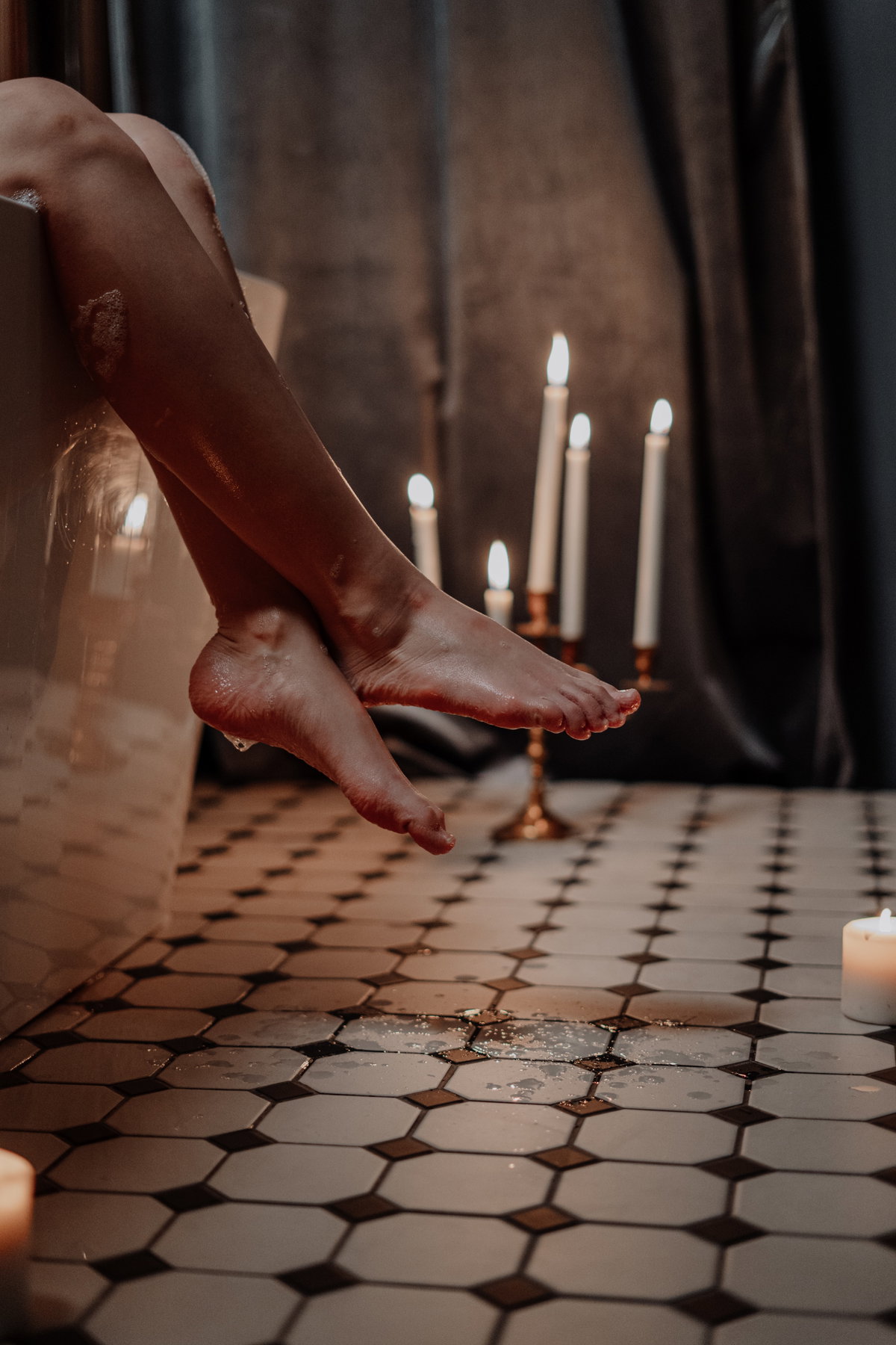 Füße im Badezimmer