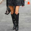 Schuh-Trend 2022: "Calf High" Boots wirst du im Herbst zu deinem Outfit lieben