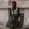 Dirndl mit schwarzer Bluse kombinieren: So gelingt der Look