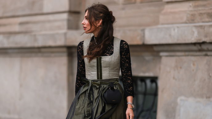 Dirndl mit schwarzer Bluse kombinieren: So gelingt der Look