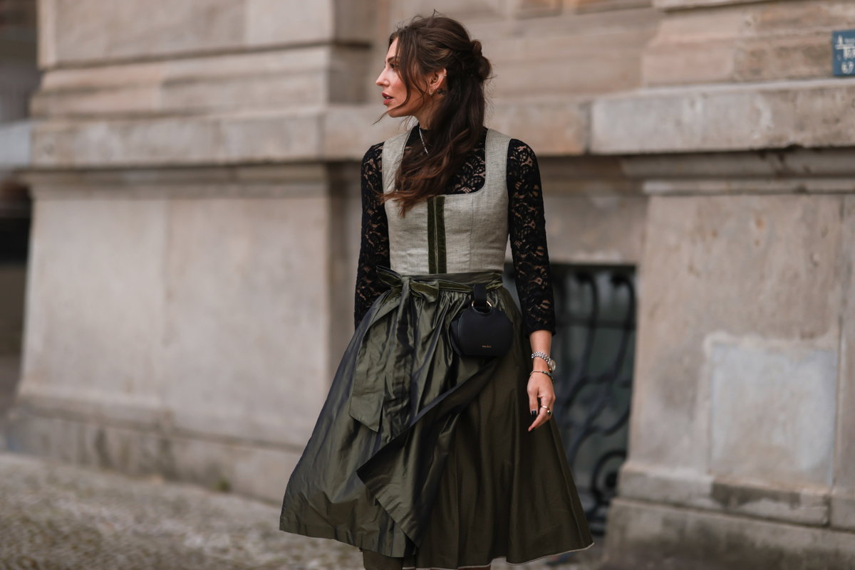 Eine Frau trägt ein Dirndl und eine schwarze Bluse