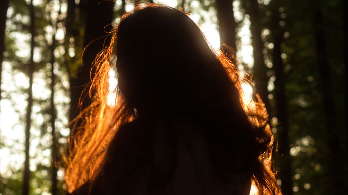 Fliegende Haare: 5 Tipps gegen statisch aufgeladenes Haar
