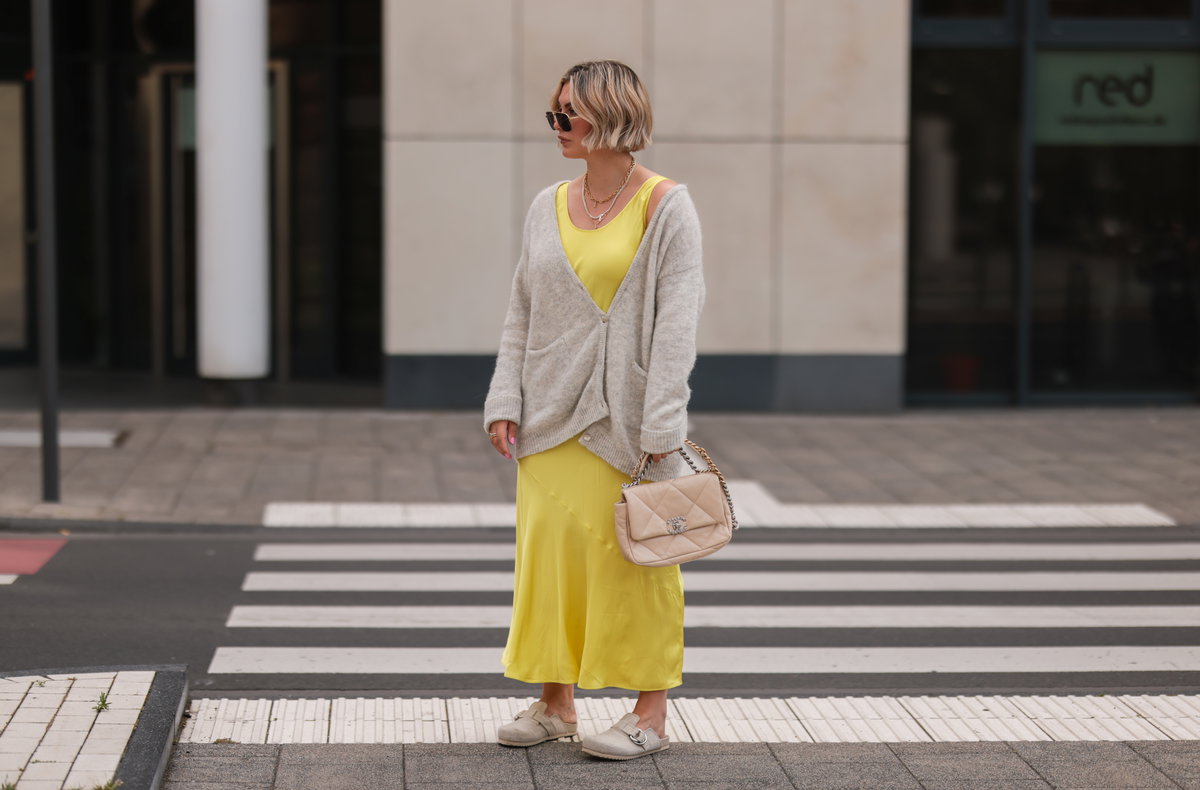 Frau in Cardigan