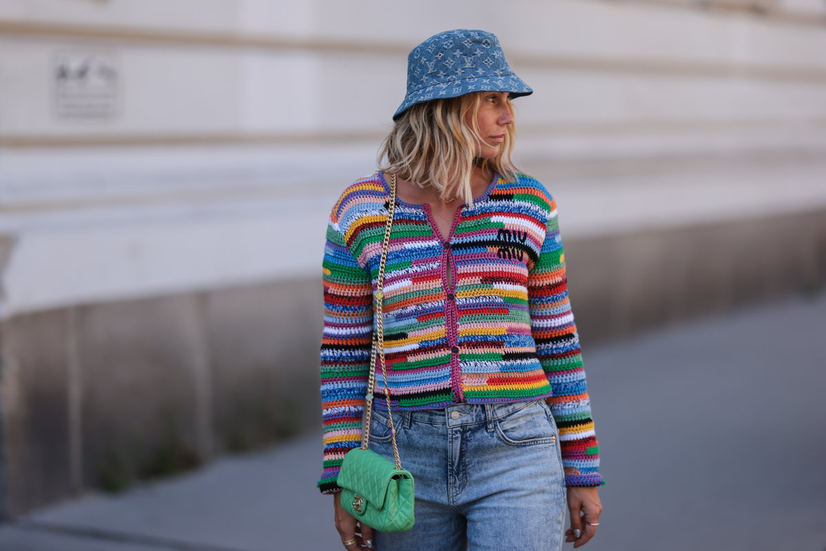 Frau mit bunter Strickjacke