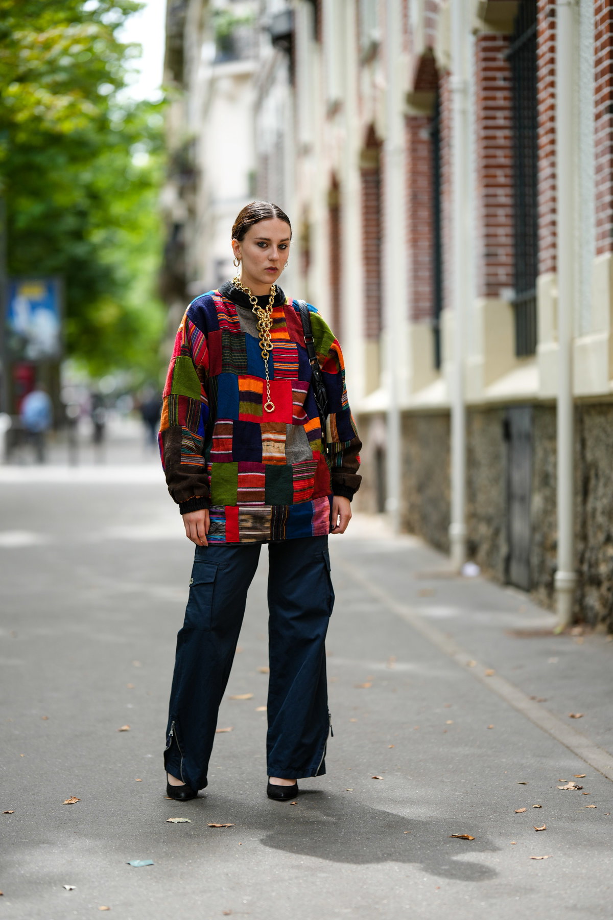 Frau mit bunten Pullover