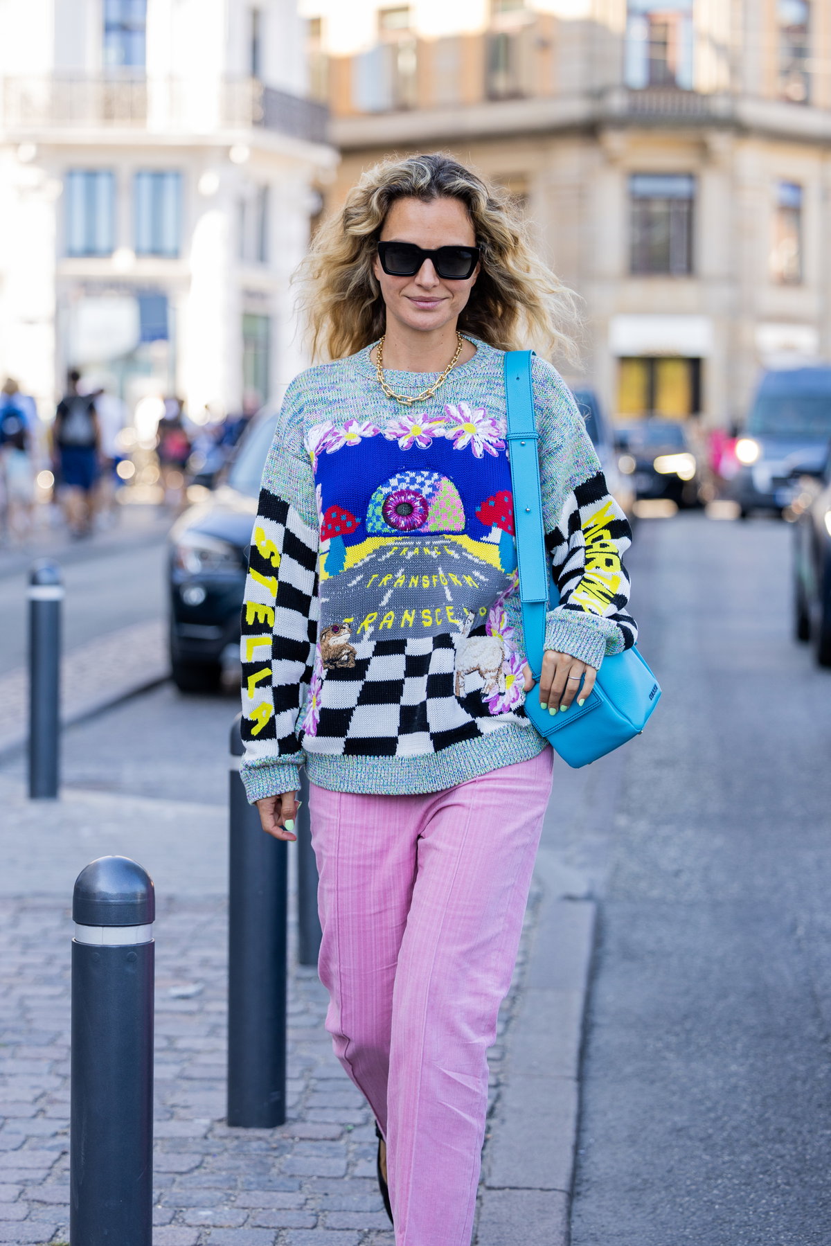 Frau mit Print-Pullover