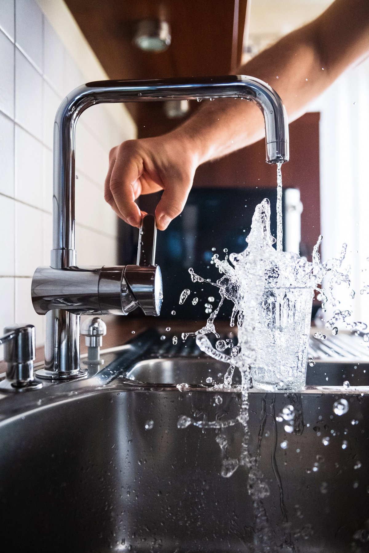 Wasser aus Wasserhahn