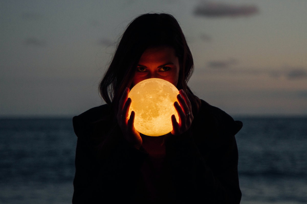 Frau mit Vollmond in der Hand