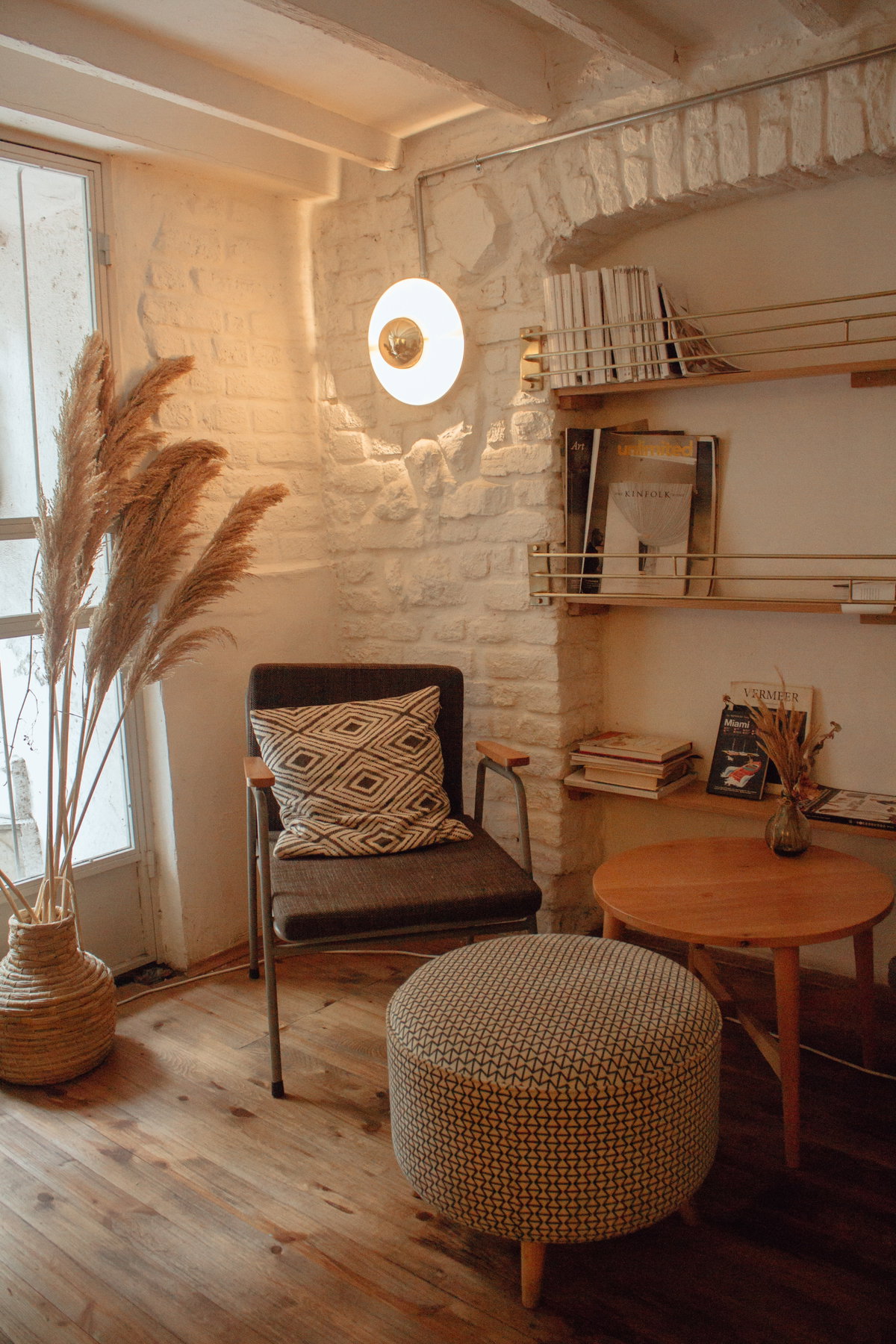 Wohnzimmer in warmen Tönen