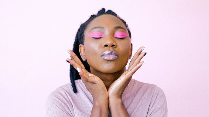Beauty-Trend 2022: Abziehbare Tattoos sind die glamouröse Alternative zu Lidschatten