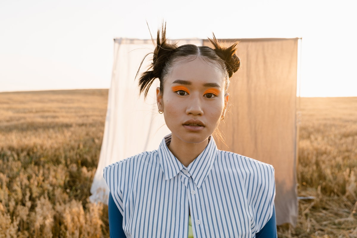 Frau mit orangenem Lidschatten