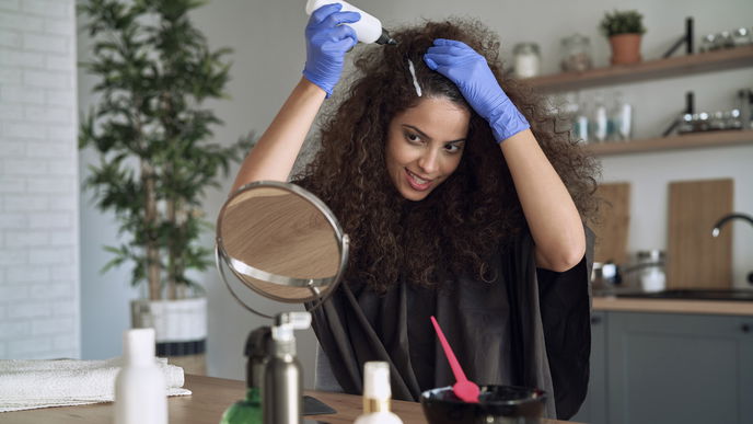 Ansatz färben: So klappt es ganz einfach – auch ohne Friseur