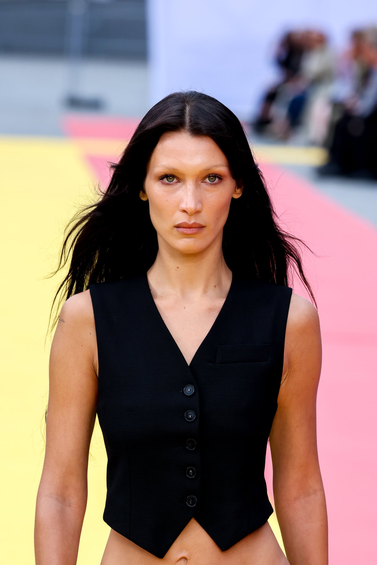 Bella Hadid mit gebleachten Augenbrauen
