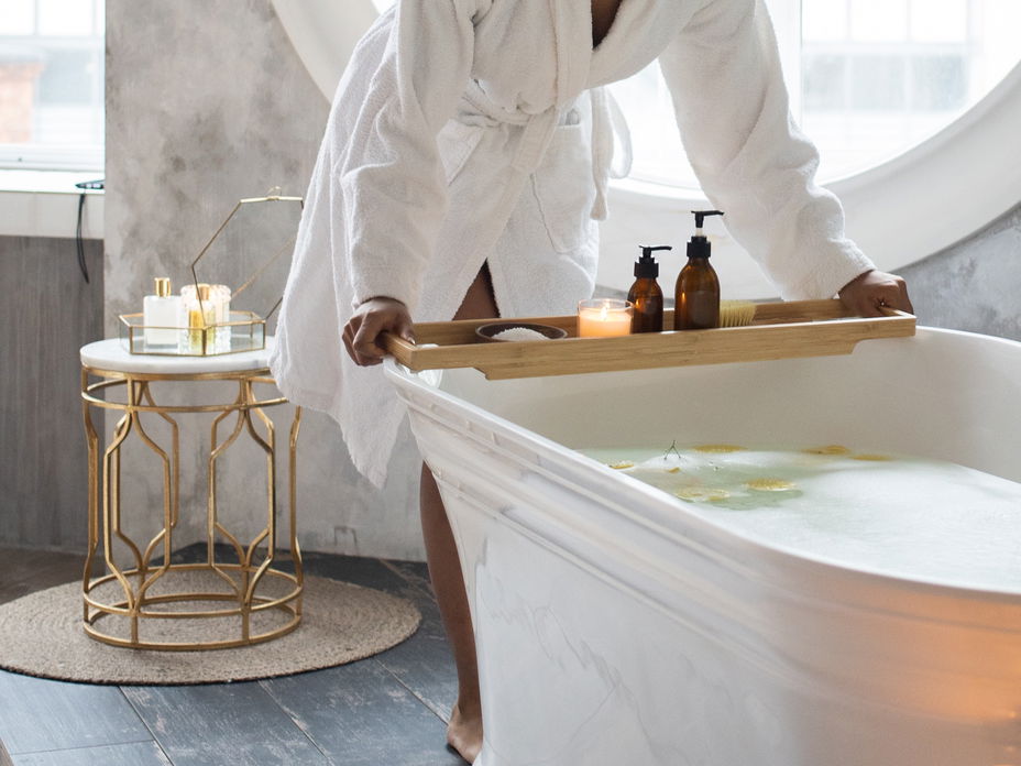 junge Frau im Badezimmer