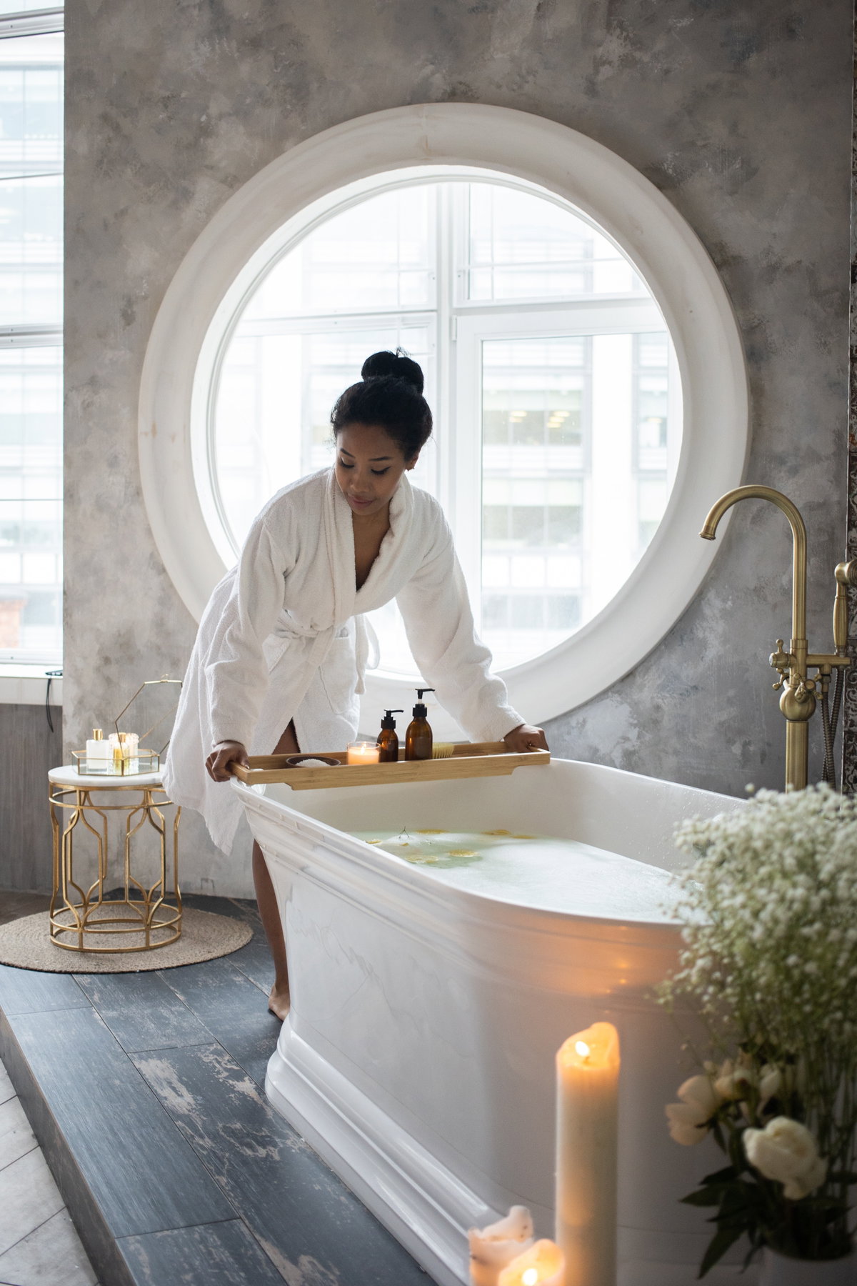 junge Frau im Badezimmer