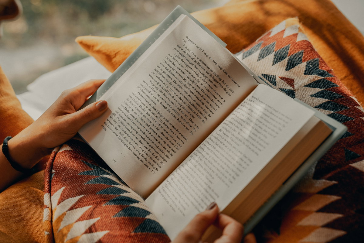 Person liest Buch