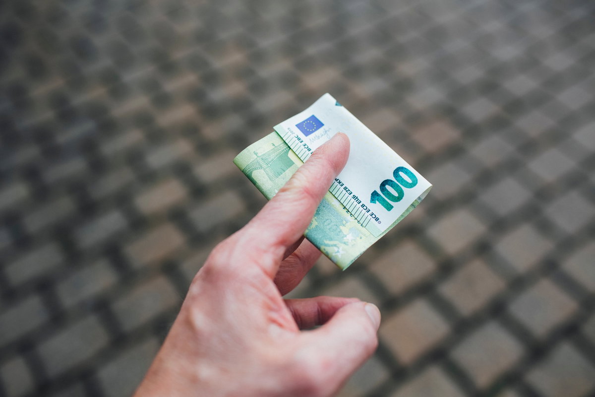Geldschein in der Hand