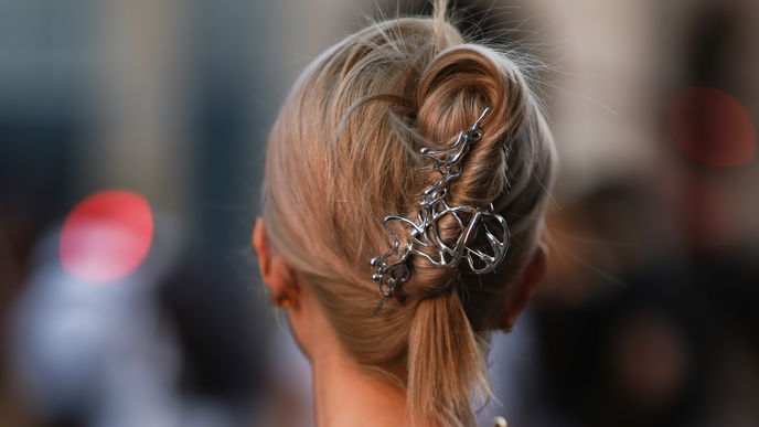 Frisuren-Trend 2022: So trägst du den lässigen Claw Clip im Herbst