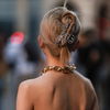 Frisuren-Trend 2022: So trägst du den lässigen Claw Clip im Herbst
