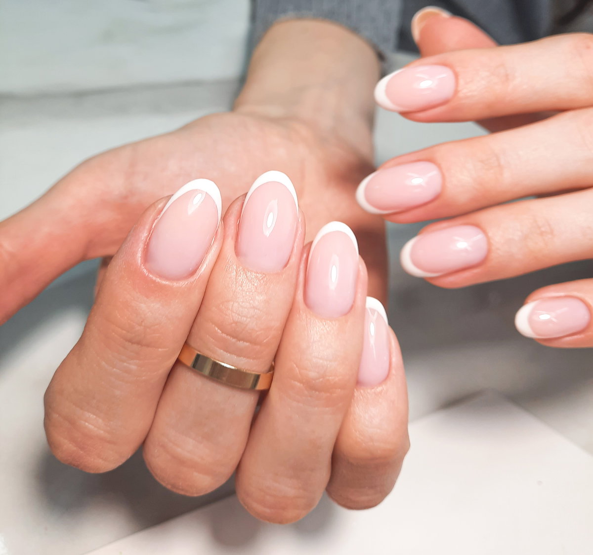 Finger mit French Maniküre