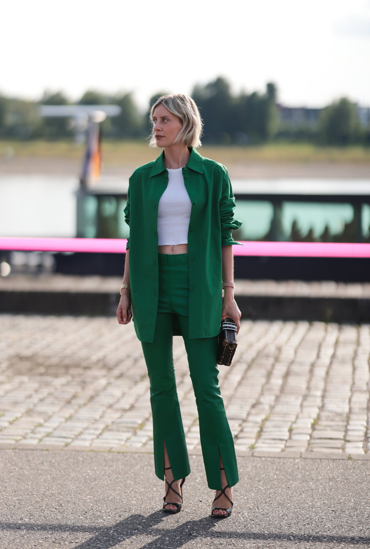 Frau mit Schlithose